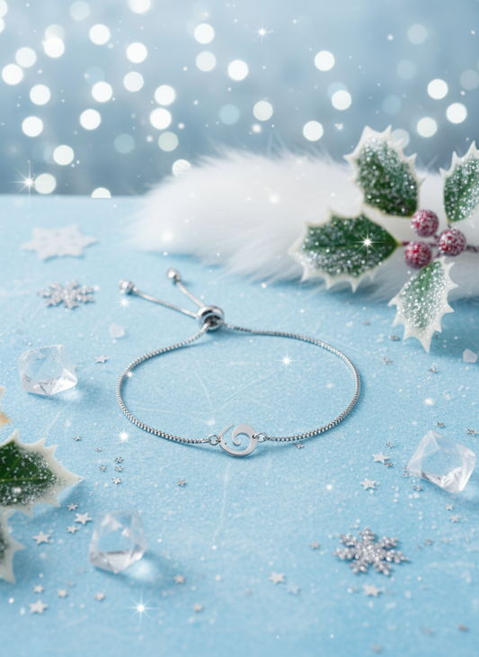 Bracelet argenté sur fond hivernal
