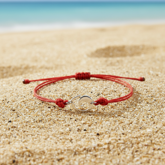 Bracelet rouge sur le sable