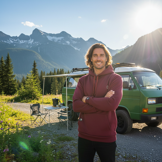 Homme cheveux longs en sweat bordeaux avec van